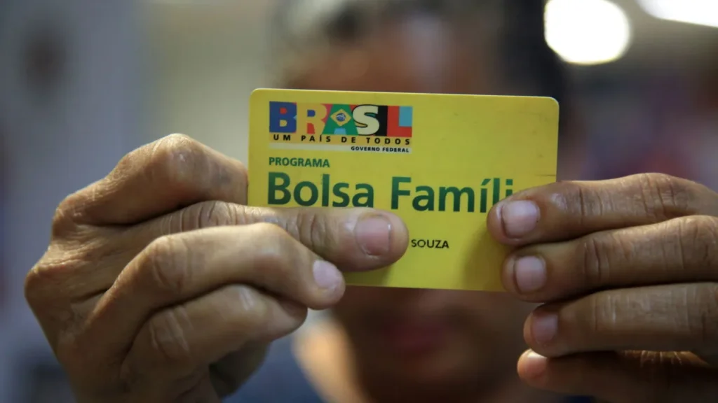 "Bolsa Família 2025 - Família recebendo benefício social"